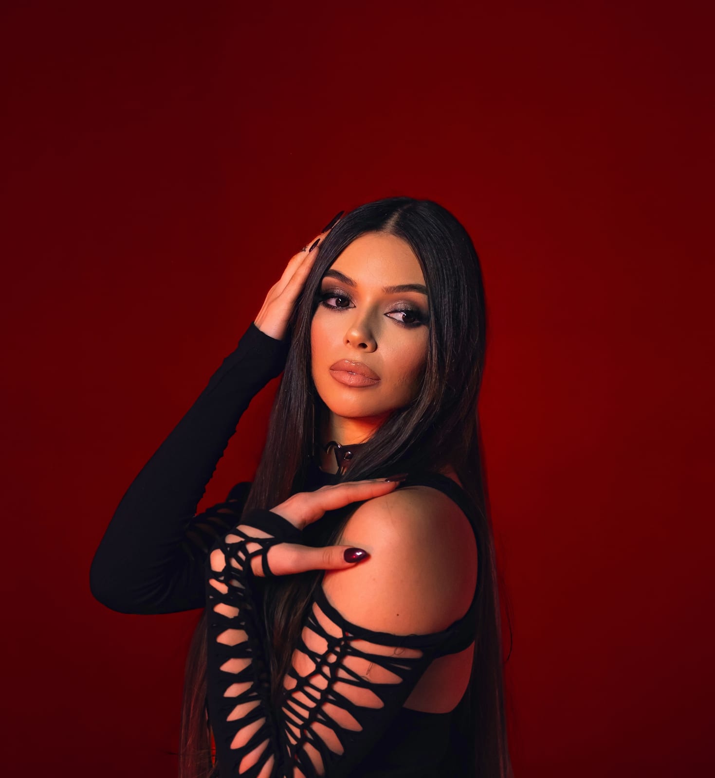 ELL3NI portrait on a red background