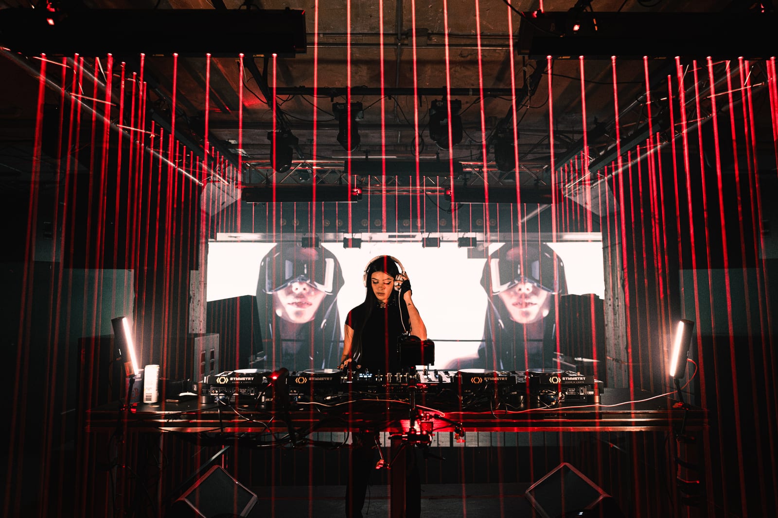 ELL3NI performing inside the Laser Cage 360 stage rig